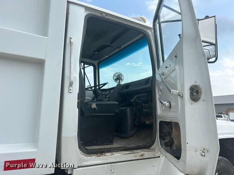 image for item DQ0910 1993 Ford L7000  refuse truck