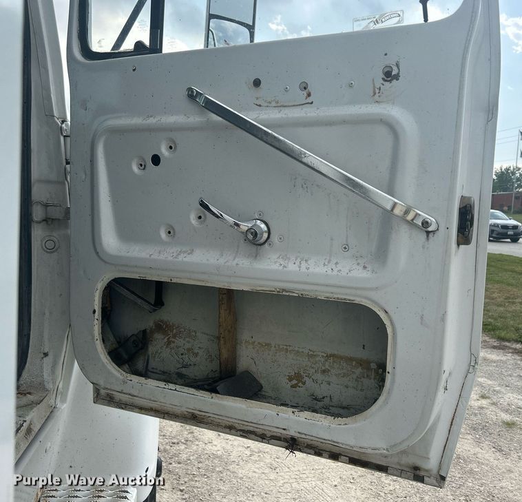 image for item DQ0910 1993 Ford L7000  refuse truck