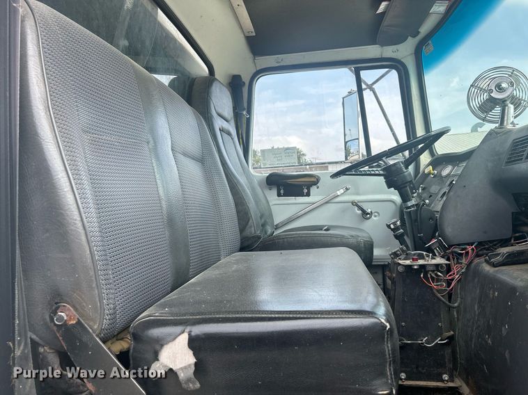 image for item DQ0910 1993 Ford L7000  refuse truck