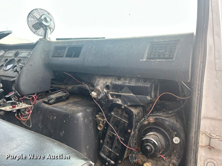 image for item DQ0910 1993 Ford L7000  refuse truck