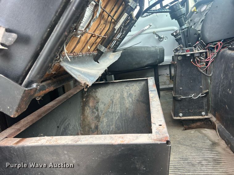 image for item DQ0910 1993 Ford L7000  refuse truck