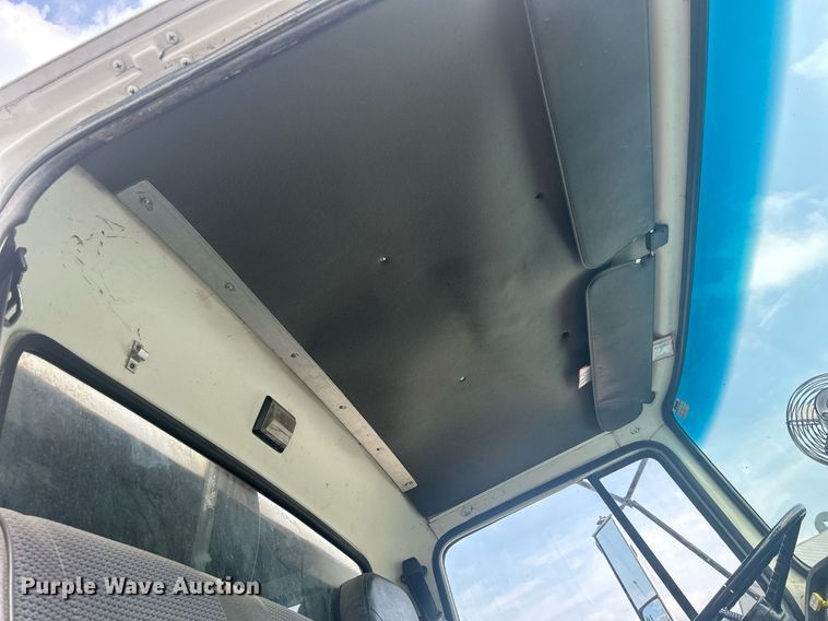 image for item DQ0910 1993 Ford L7000  refuse truck