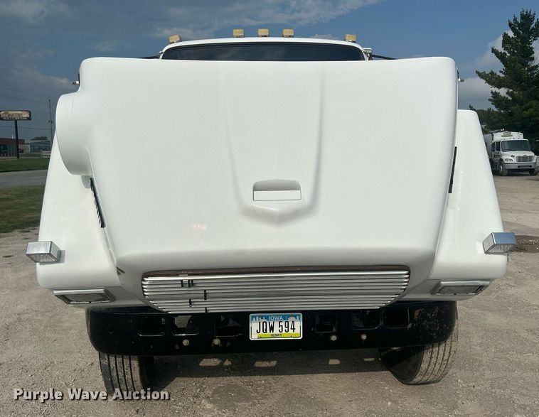 image for item DQ0910 1993 Ford L7000  refuse truck