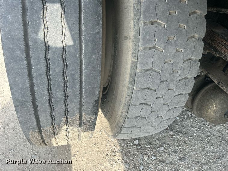 image for item DQ0910 1993 Ford L7000  refuse truck