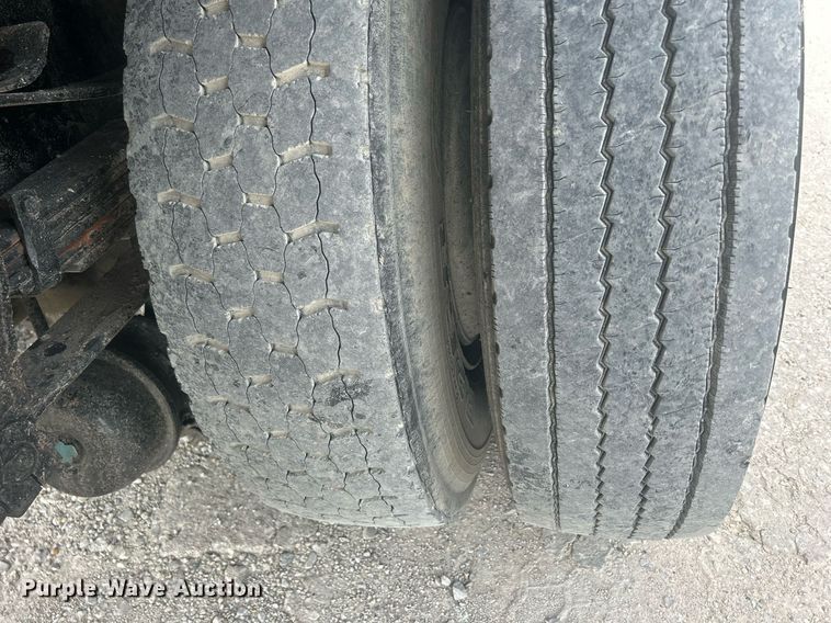 image for item DQ0910 1993 Ford L7000  refuse truck