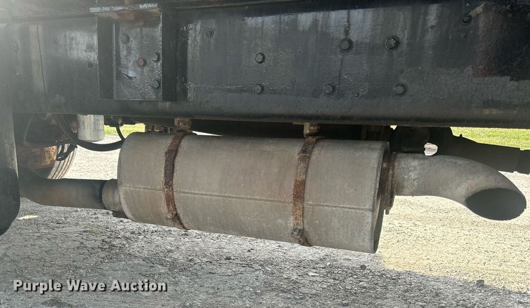 image for item DQ0910 1993 Ford L7000  refuse truck