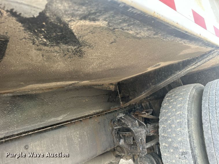 image for item DQ0910 1993 Ford L7000  refuse truck