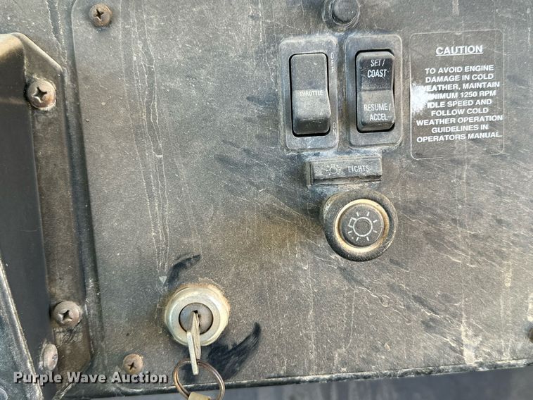 image for item DQ1398 1999 International 3800  school bus