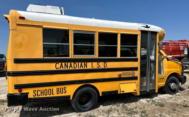 image for item DQ1399 2004 Chevrolet Express G3500  school bus