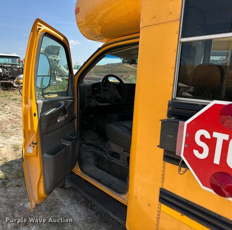 image for item DQ1399 2004 Chevrolet Express G3500  school bus