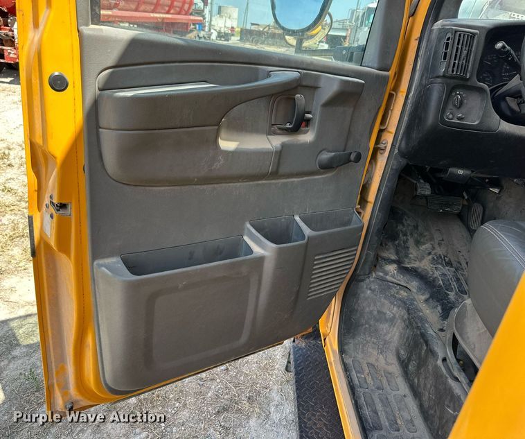 image for item DQ1399 2004 Chevrolet Express G3500  school bus