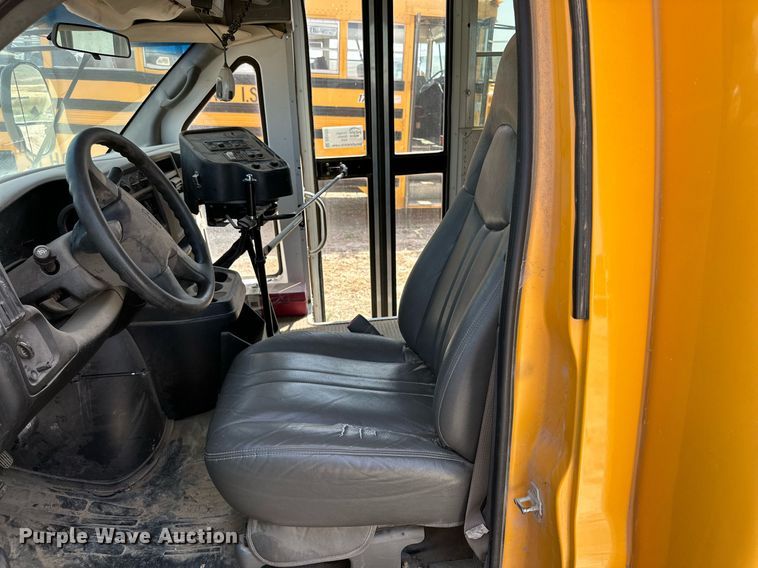 image for item DQ1399 2004 Chevrolet Express G3500  school bus
