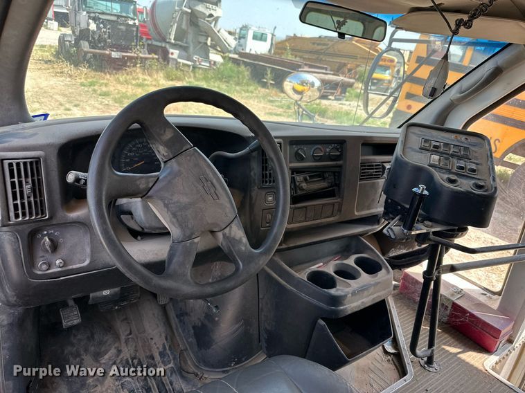 image for item DQ1399 2004 Chevrolet Express G3500  school bus