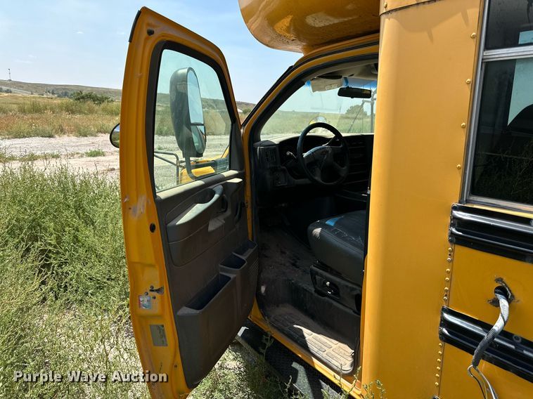 image for item DQ1401 2007 Chevrolet Express 3500  school bus