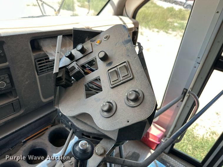 image for item DQ1401 2007 Chevrolet Express 3500  school bus