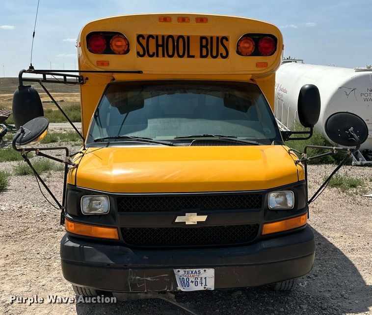 image for item DQ1402 2004 Chevrolet Express G3500  school bus
