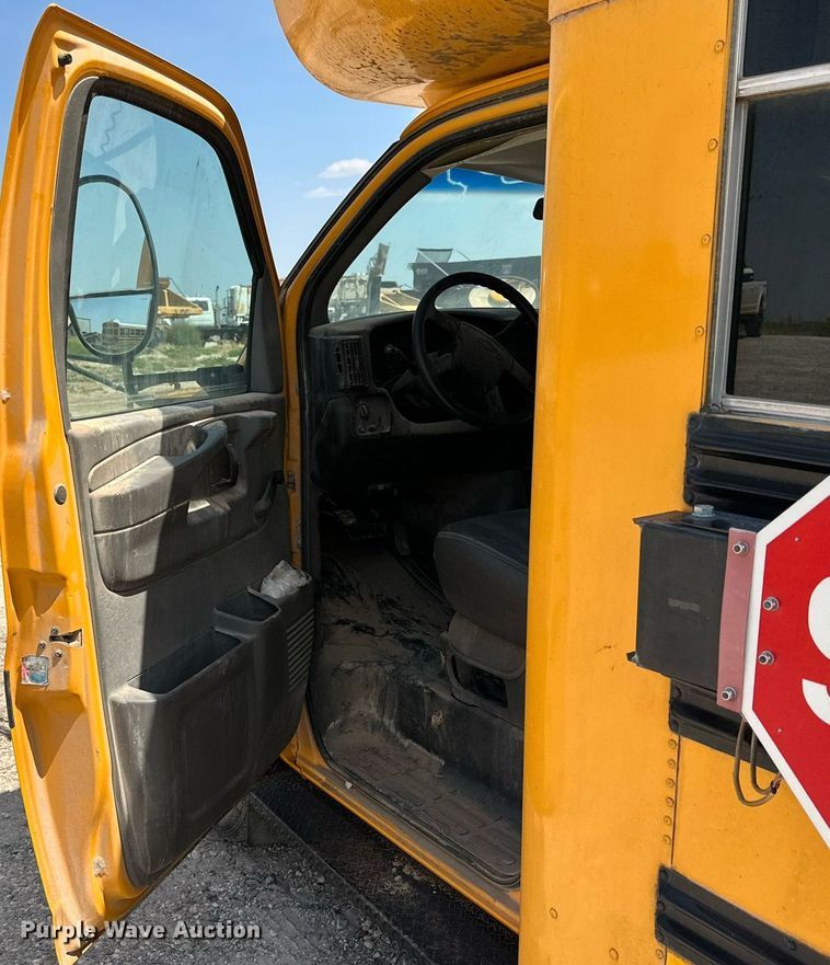 image for item DQ1402 2004 Chevrolet Express G3500  school bus