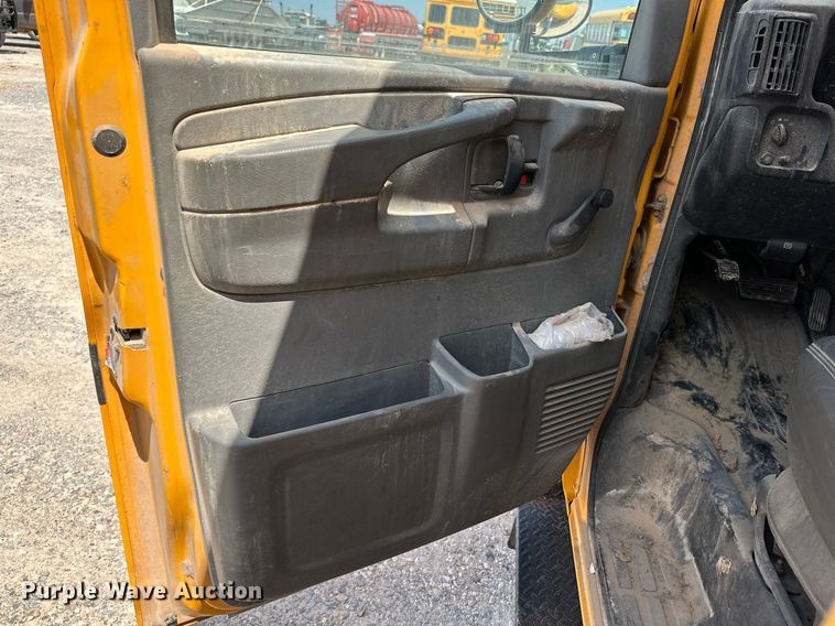 image for item DQ1402 2004 Chevrolet Express G3500  school bus
