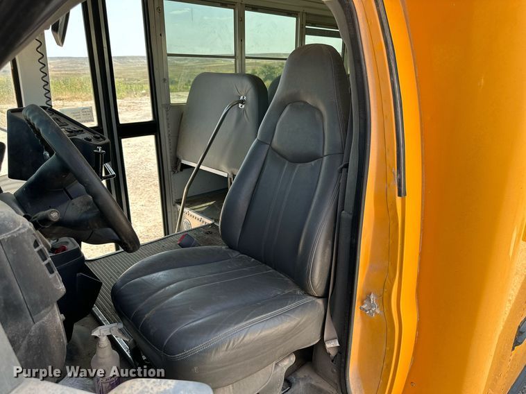 image for item DQ1402 2004 Chevrolet Express G3500  school bus