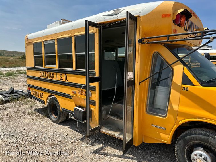 image for item DQ1402 2004 Chevrolet Express G3500  school bus