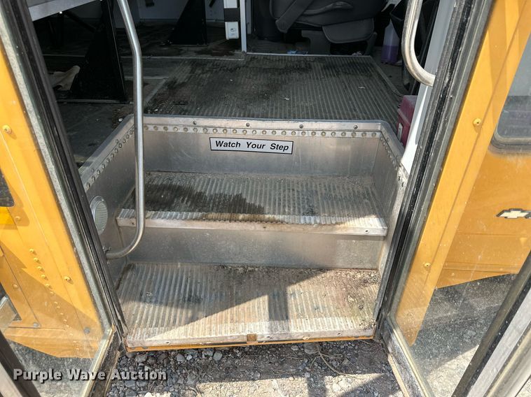 image for item DQ1402 2004 Chevrolet Express G3500  school bus