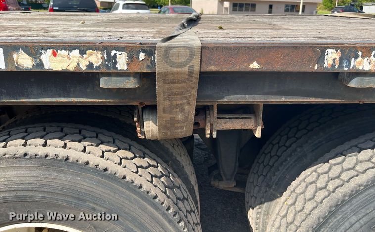 image for item DQ2176 2006 Freightliner Business Class M2  flatbed truck