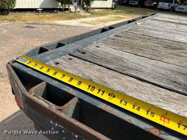 image for item DQ2176 2006 Freightliner Business Class M2  flatbed truck