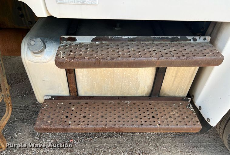 image for item DQ2176 2006 Freightliner Business Class M2  flatbed truck