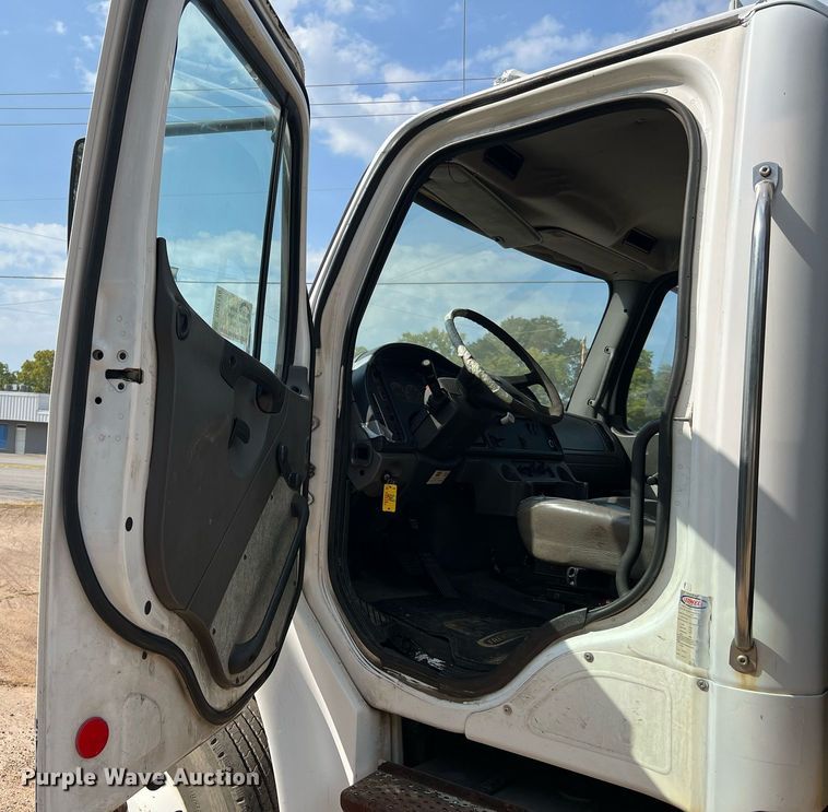 image for item DQ2176 2006 Freightliner Business Class M2  flatbed truck