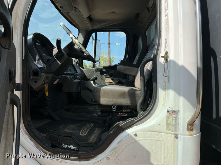 image for item DQ2176 2006 Freightliner Business Class M2  flatbed truck