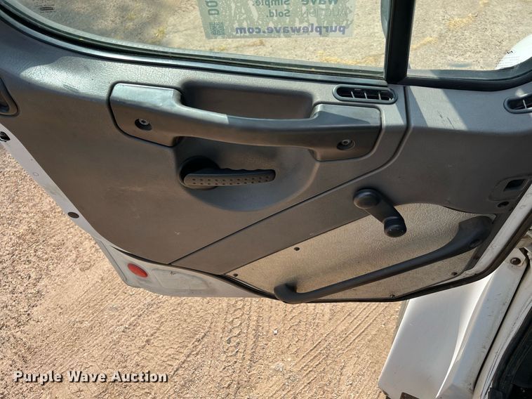 image for item DQ2176 2006 Freightliner Business Class M2  flatbed truck