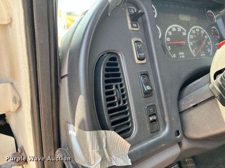 image for item DQ2176 2006 Freightliner Business Class M2  flatbed truck