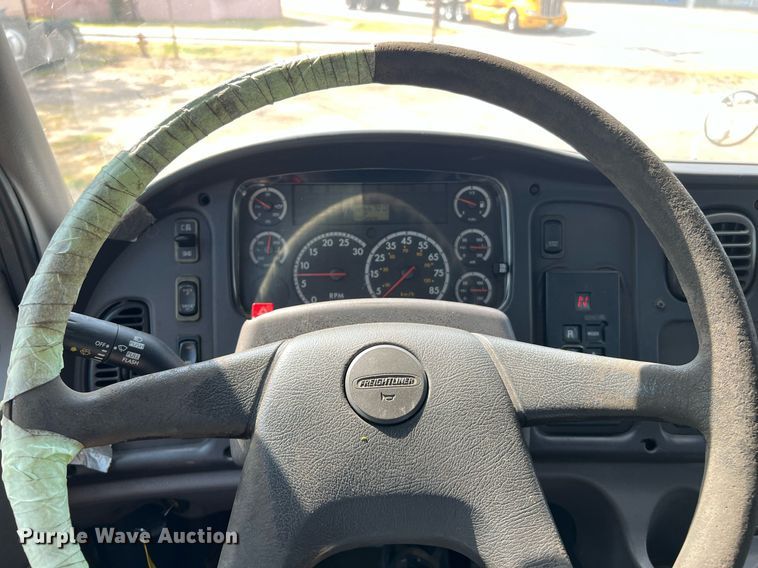 image for item DQ2176 2006 Freightliner Business Class M2  flatbed truck