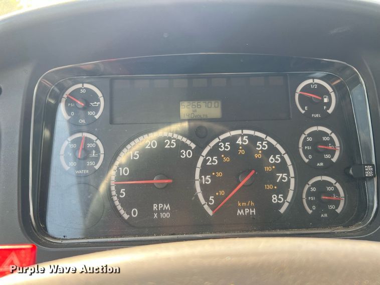 image for item DQ2176 2006 Freightliner Business Class M2  flatbed truck