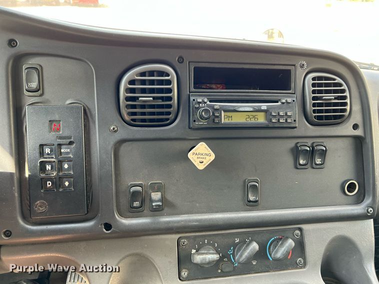 image for item DQ2176 2006 Freightliner Business Class M2  flatbed truck