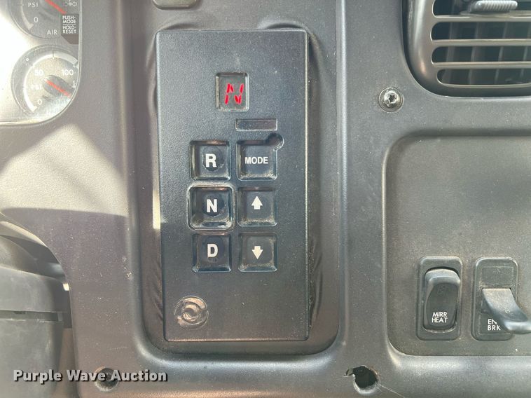 image for item DQ2176 2006 Freightliner Business Class M2  flatbed truck