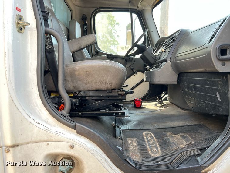 image for item DQ2176 2006 Freightliner Business Class M2  flatbed truck