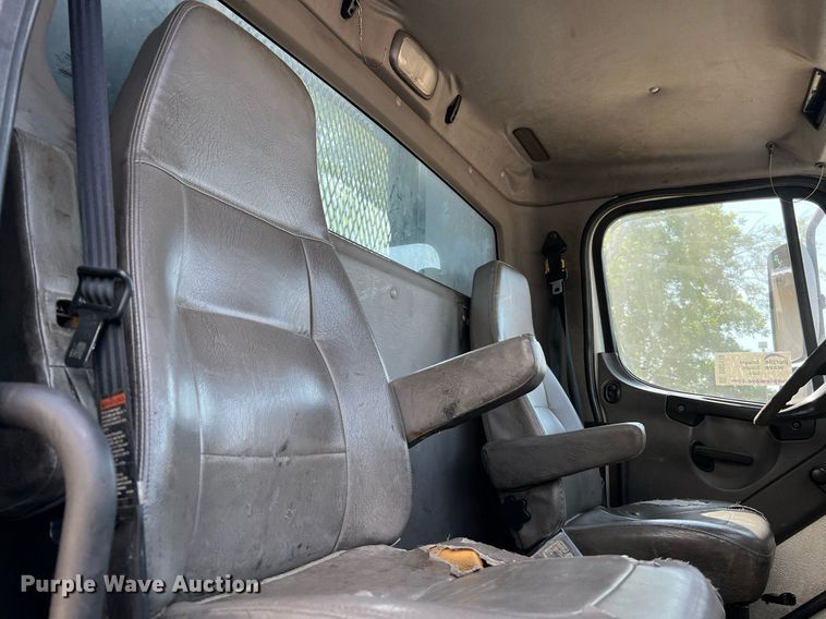 image for item DQ2176 2006 Freightliner Business Class M2  flatbed truck