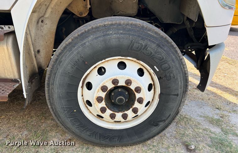 image for item DQ2176 2006 Freightliner Business Class M2  flatbed truck