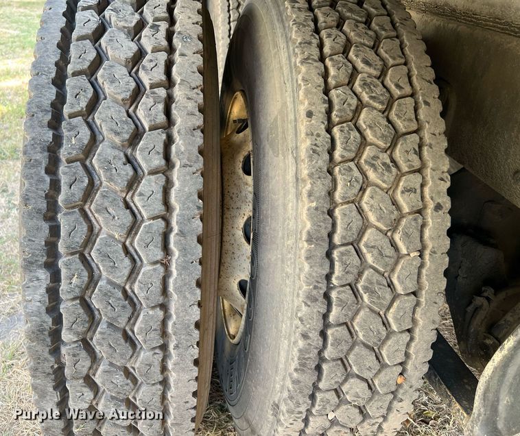 image for item DQ2176 2006 Freightliner Business Class M2  flatbed truck