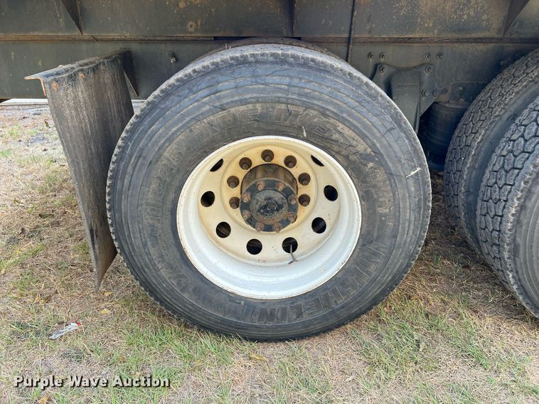 image for item DQ2176 2006 Freightliner Business Class M2  flatbed truck