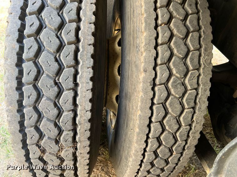 image for item DQ2176 2006 Freightliner Business Class M2  flatbed truck