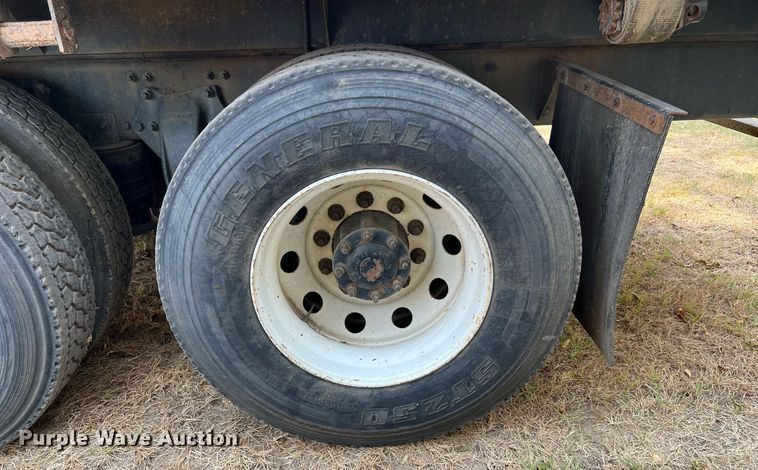 image for item DQ2176 2006 Freightliner Business Class M2  flatbed truck