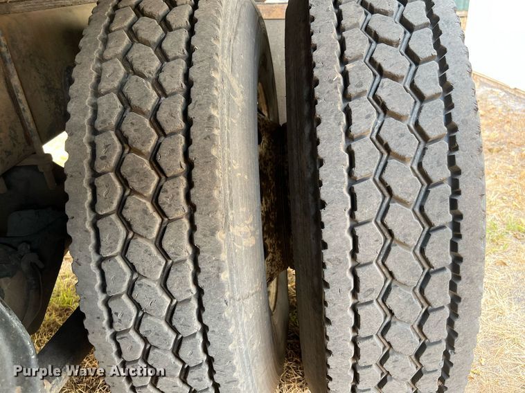 image for item DQ2176 2006 Freightliner Business Class M2  flatbed truck