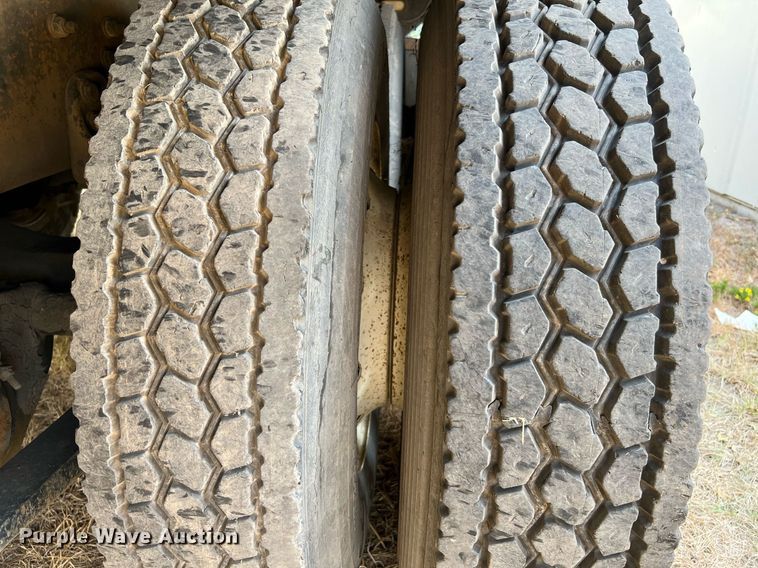 image for item DQ2176 2006 Freightliner Business Class M2  flatbed truck