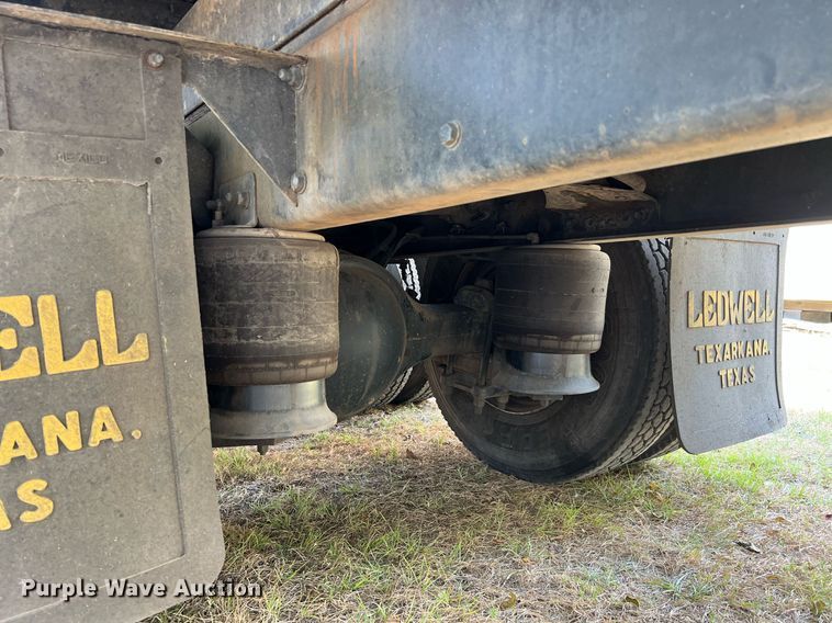 image for item DQ2176 2006 Freightliner Business Class M2  flatbed truck