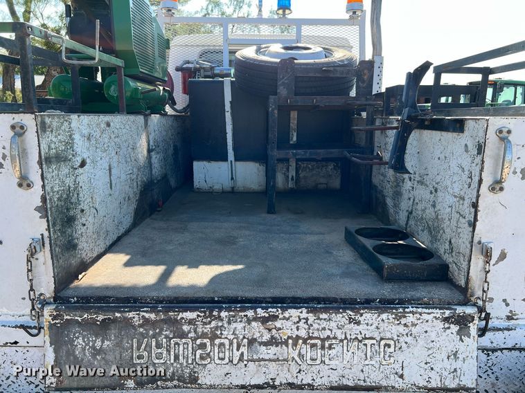 image for item DQ2197 1995 International 4700  utility / service truck