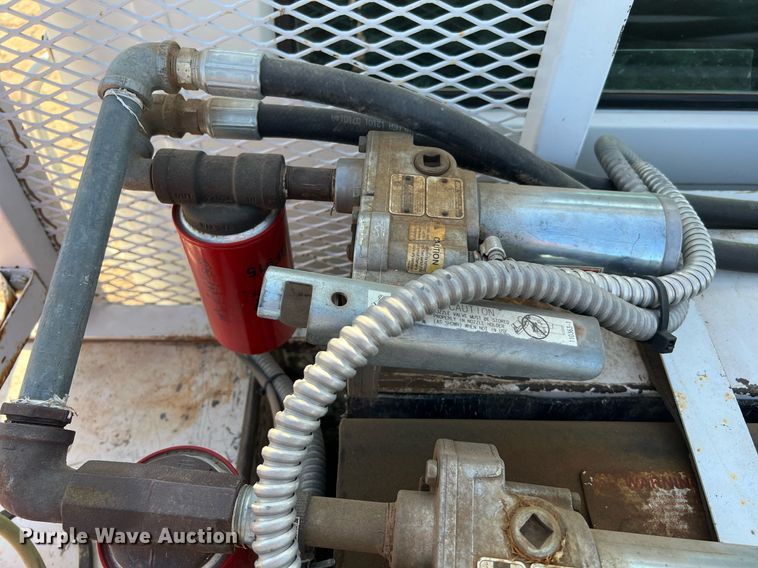 image for item DQ2197 1995 International 4700  utility / service truck