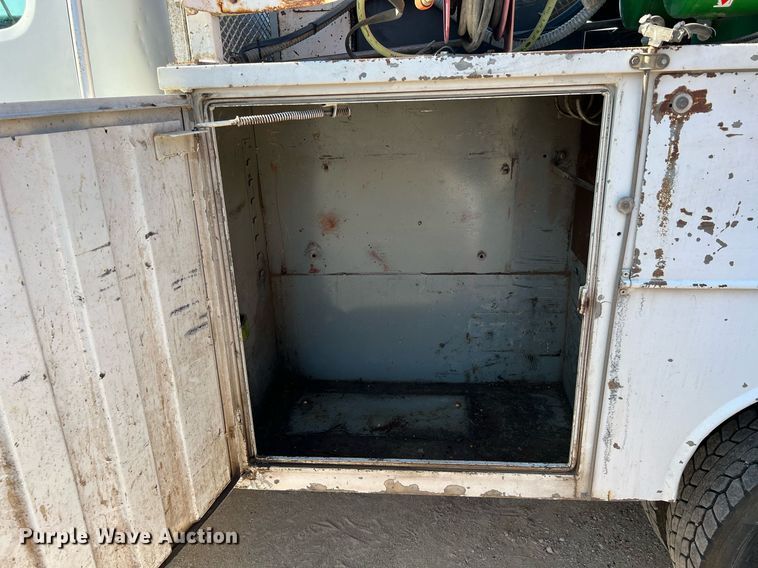 image for item DQ2197 1995 International 4700  utility / service truck