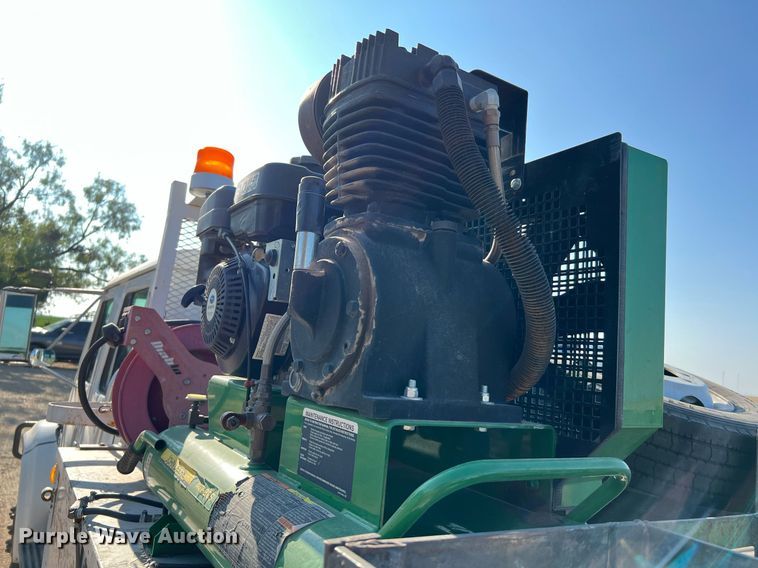 image for item DQ2197 1995 International 4700  utility / service truck